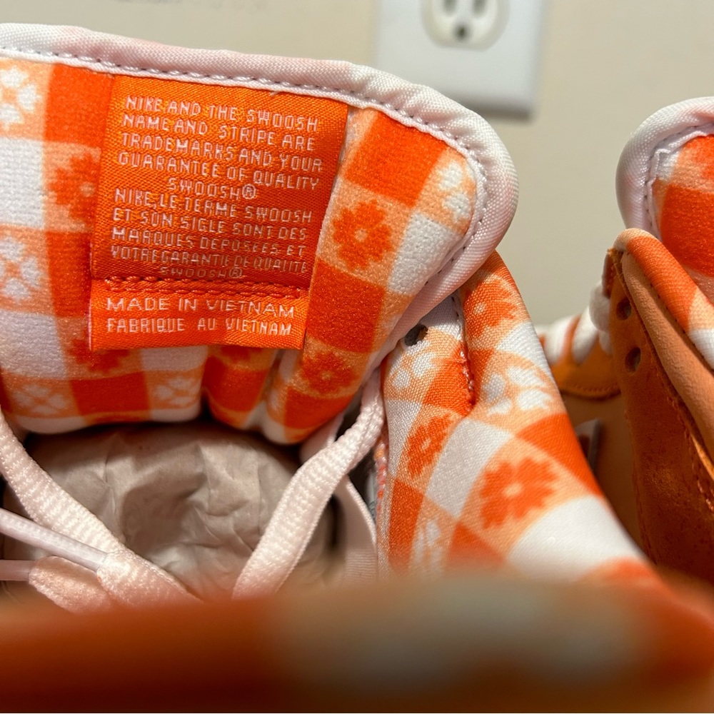Nike SB Dunk Low Orange Lobster Size 10M FD8776-800 NEW Authentic Regular Box - Picture 7 of 9